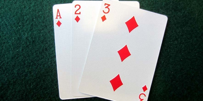 Người chơi tính điểm các lá bài để so sánh và xác định chiến thắng